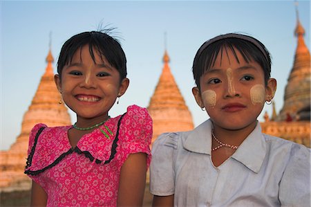 pagan travel photography - Two girls, Ananda festival, Ananda Pahto (Temple), Old Bagan, Bagan (Pagan), Myanmar (Burma), Asia Foto de stock - Con derechos protegidos, Código: 841-02917271