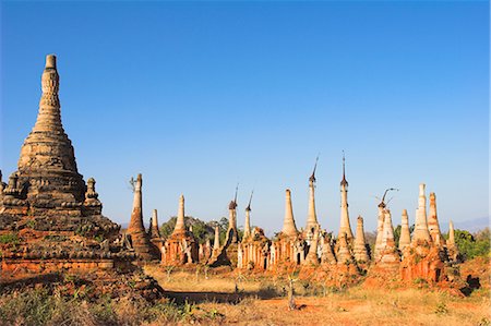 Complex of unrestored shrines and stupas at Nyaung Ohak Monastery (Under the Banyan Trees monastery), Indein, Inle Lake, Shan State, Myanmar (Burma), Asia Foto de stock - Direito Controlado, Número: 841-02917337