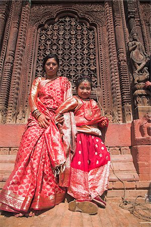 durbar square - Mutter und Tochter stehen im Tempel Eingang Kumari (lebende Göttin) Festival, Durbar Square, Kathmandu, Nepal, Asien Stockbilder - Lizenzpflichtiges, Bildnummer: 841-02917366