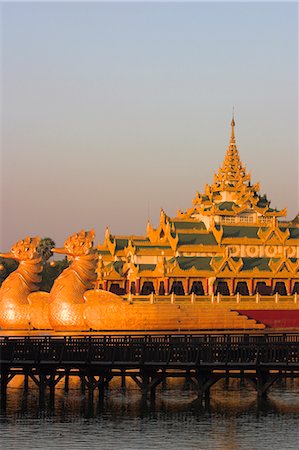 Le Karaweik, une réplique de béton de la barge royale, lac Kandawgyi, de Yangon (Rangoon), Myanmar (Birmanie), Asie Photographie de stock - Rights-Managed, Code: 841-02917362