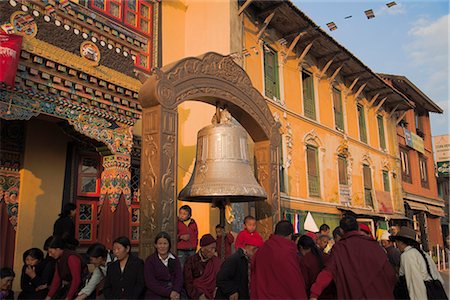 sherpa - People near large bell in front of monastery, Lhosar Tibetan and Sherpa New Year festival, Bodhnath Stupa, UNESCO World Heritage Site, Bagmati, Kathmandu, Nepal, Asia Foto de stock - Con derechos protegidos, Código: 841-02917375