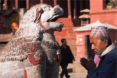 simsearch:841-05795840,k - Homme priant sur le devant de la statue de la Chyasin Dega (Temple de Vansagopal) (Krishna en train de jouer de la flûte), Hanuman Dhoka Durbar Square, patrimoine mondial de l'UNESCO, Katmandou, Népal, Asie Photographie de stock - Rights-Managed, Code: 841-02917406