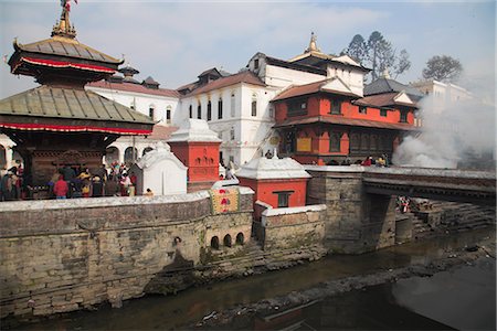 Fumée s'élevant de cérémonie de crémation sur les rives de la rivière Bagmati Shivaratri Festival, Temple de Pashupatinath, patrimoine mondial de l'UNESCO, Katmandou, Népal, Asie Photographie de stock - Rights-Managed, Code: 841-02917417