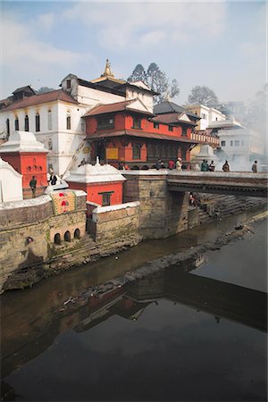 Fumée s'élevant de cérémonie de crémation sur les rives de la rivière Bagmati Shivaratri Festival, Temple de Pashupatinath, patrimoine mondial de l'UNESCO, Katmandou, Népal, Asie Photographie de stock - Rights-Managed, Code: 841-02917418