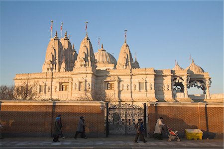 simsearch:841-02899107,k - Menschen zu Fuß vorbei an Shri schließlich Mandir-Tempel, der größte Hindu-Tempel außerhalb Indiens, Gewinner des UK an erster Stelle Award 2007, Neasden, London, England, Vereinigtes Königreich, Europa Stockbilder - Lizenzpflichtiges, Bildnummer: 841-02917450