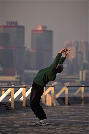 simsearch:841-02831226,k - Man doing early morning exercises, Tsim Sha Tsui East Promenade, Tsim Sha Tsui, Kowloon, Hong Kong, China, Asia Foto de stock - Con derechos protegidos, Código: 841-02917521