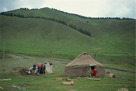 provincia di xinjiang - Children in front of a yurt on the Baiyanggou pasturelands in Xinjiang Province, China, Asia Fotografie stock - Rights-Managed, Codice: 841-02917586