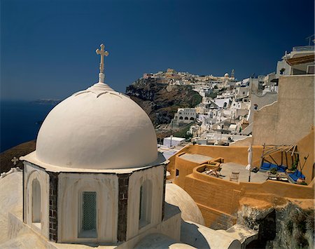 simsearch:841-03067420,k - The white dome of a chapel and an ochre painted balcony, with the houses of Fira Town behind, Santorini (Thira), Cyclades Islands, Greek Islands, Greece, Europe Foto de stock - Con derechos protegidos, Código: 841-02917780