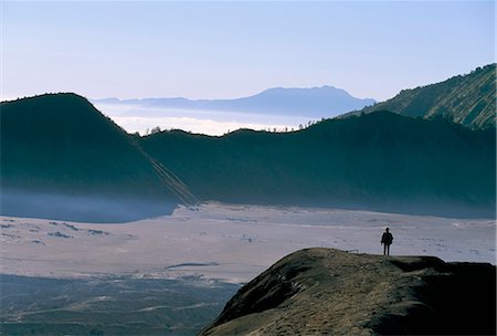 simsearch:841-03035757,k - Tourist walking along rim of Gunung Bromo, Bromo-Tengger-Semeru National Park, Java, Indonesia, Southeast Asia, Asia Foto de stock - Con derechos protegidos, Código: 841-02917804