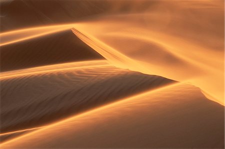Sable qui souffle sur la crête des dunes de l'Erg Chebbi, désert du Sahara, près de Merzouga, Maroc, Afrique du Nord, Afrique Photographie de stock - Rights-Managed, Code: 841-02918069