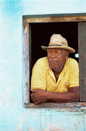 simsearch:841-02945948,k - Homme se pencher par la fenêtre de sa maison, Trinidad, Cuba, Antilles, l'Amérique centrale Photographie de stock - Rights-Managed, Code: 841-02918079