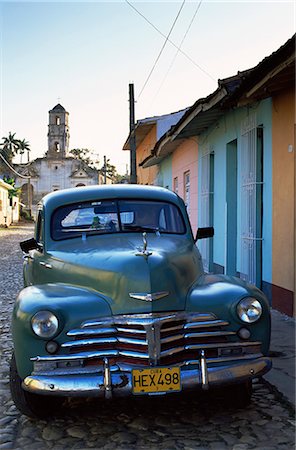 simsearch:841-03672975,k - Vieille voiture américaine stationné sur la rue pavée, Trinidad, Cuba, Antilles, Amérique centrale Photographie de stock - Rights-Managed, Code: 841-02918072