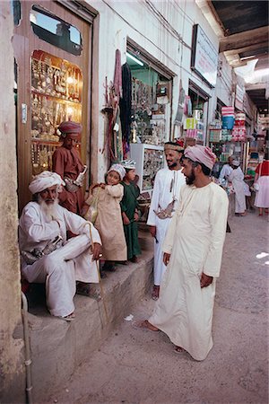 People gathered outside souk, Nizwa, Oman, Middle East Foto de stock - Direito Controlado, Número: 841-02918267