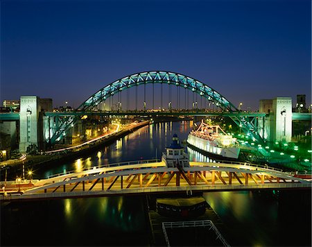 The Tyne Bridge illuminated at night, Tyne and Wear, England, United Kingdom, Europe Foto de stock - Con derechos protegidos, Código: 841-02918298