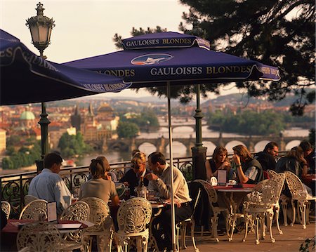 simsearch:841-05784677,k - Personnes à des tables de café en plein air au Pavillon Hanavsky, avec le fleuve et la ville de Prague, en Tchéquie, Europe Photographie de stock - Rights-Managed, Code: 841-02918302