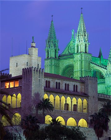 palma de mallorca cathedral - The Palma Bay cathedral illuminated at night, on Majorca, Balearic Islands, Spain, Europe Foto de stock - Con derechos protegidos, Código: 841-02918385