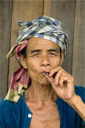 profugo (uomo e donna) - Portrait of refugee smoking, Shan Man Refugee Camp, Tak Maesot, Thailand, Southeast Asia, Asia Fotografie stock - Rights-Managed, Codice: 841-02918516