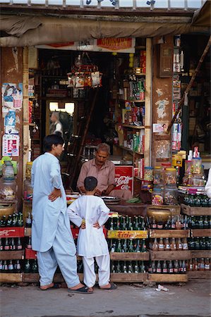 simsearch:841-02824444,k - Two boys at a drinks stall in Abbottabad, Pakistan, Asia Foto de stock - Con derechos protegidos, Código: 841-02918576