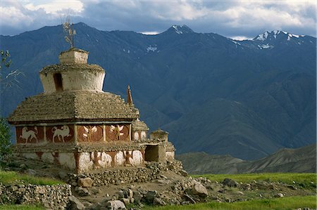 Chorten at Lekir Gompa with Zanskar Range behind, Ladakh, India, Asia Foto de stock - Con derechos protegidos, Código: 841-02918573