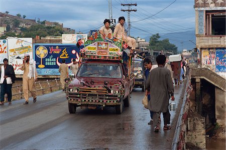 pakistan - Hommes à cheval sur le toit d'une camionnette taxi dans la rue principale de Mingora dans le Swat valley, Pakistan, Asie Photographie de stock - Rights-Managed, Code: 841-02918586