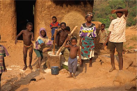 Enfants battre le grain, le village de Shiare, région de l'est, Ghana, Afrique de l'Ouest, Afrique Photographie de stock - Rights-Managed, Code: 841-02918680