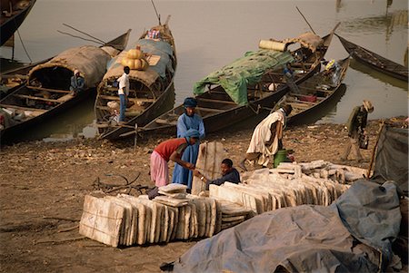 pirogue - Blocs de sel sur la rive du fleuve, avec les pirogues en arrière-plan, Mopti, Mali, Afrique de l'Ouest, Afrique Photographie de stock - Rights-Managed, Code: 841-02918775