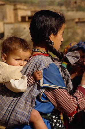 Berber girl carry baby on back, Anti Atlas Region, Morocco, North Africa, Africa Foto de stock - Con derechos protegidos, Código: 841-02918836