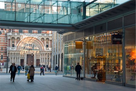 simsearch:841-02712115,k - Cathédrale de Westminster du Cardinal Place, Victoria, Londres, Royaume-Uni, Europe Photographie de stock - Rights-Managed, Code: 841-02919384