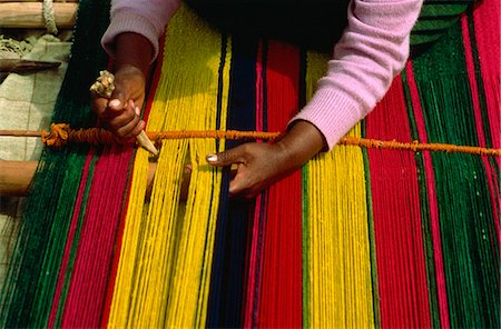 Une femme indienne de tissage de tapis dans le petit village de lac Titicaca, en Bolivie, en Amérique du Sud Photographie de stock - Rights-Managed, Code: 841-02919744