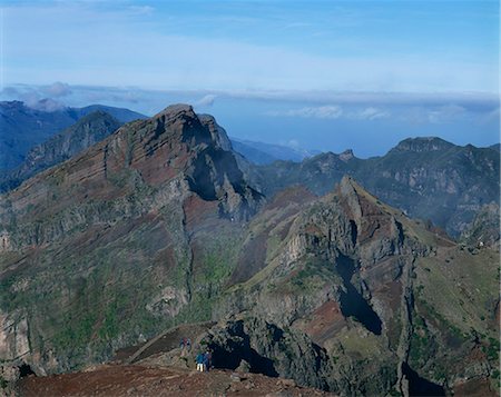 pico do arieiro - Walkers below the Pico Ruivo, highest peak on the island, in the Pico do Arieiro area of mountains on Madeira, Portugal, Europe Foto de stock - Direito Controlado, Número: 841-02919915