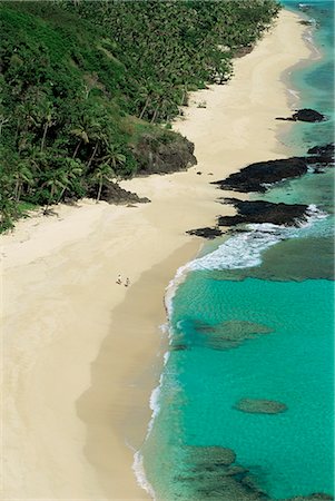 fiyiano - View down west coast of Yasawa Island, with two figures on beach, Fiji, Pacific Islands, Pacific Foto de stock - Con derechos protegidos, Código: 841-02924062