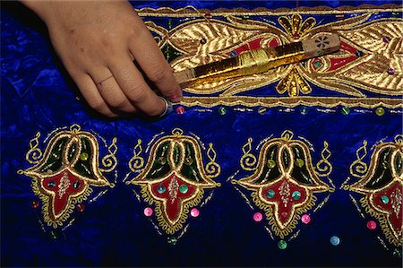 embroidering - Detail of gold embroidery work in embroidery factory, Bukhara, Uzbekistan, Central Asia, Asia Foto de stock - Con derechos protegidos, Código: 841-02924185