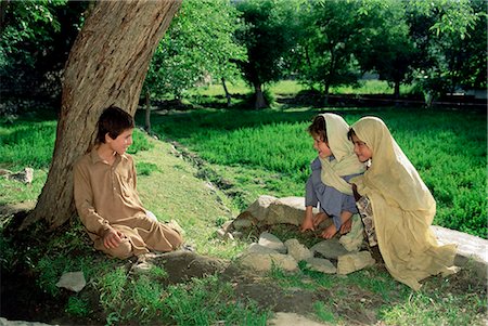 Children chatting under a tree, Gilgit, Pakistan, Asia Stock Photo - Rights-Managed, Code: 841-02924487