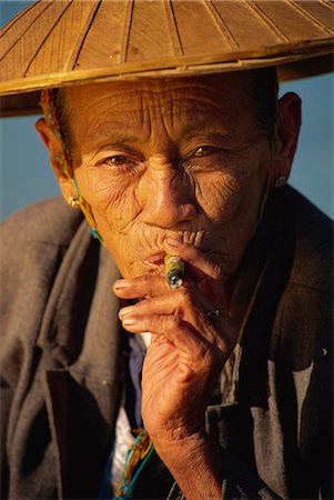 Old woman with cheroot, Ywama, Shan State, Inle Lake, Myanmar (Burma), Asia Foto de stock - Con derechos protegidos, Código: 841-02924511