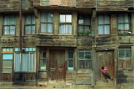 simsearch:841-02921049,k - Small child at the door of a traditional wooden house at Heybeliada on Princes Islands, Turkey, Asia Minor, Eurasia Foto de stock - Con derechos protegidos, Código: 841-02924553