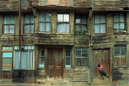 simsearch:841-03033420,k - Small child at the door of a traditional wooden house at Heybeliada on Princes Islands, Turkey, Asia Minor, Eurasia Stock Photo - Rights-Managed, Code: 841-02924553