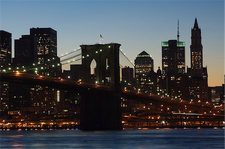 puente de brooklyn - Manhattan skyline and Brooklyn Bridge at dusk, New York City, New York, United States of America, North America Foto de stock - Con derechos protegidos, Código: 841-02924796