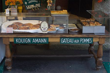 Pâtisserie dans la vieille ville aux murs de Concarneau avec panneaux en langues bretonne et française, Sud Finistère, Bretagne, France, Europe Photographie de stock - Rights-Managed, Code: 841-02924994