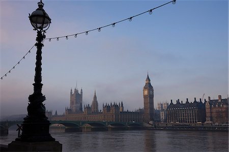 simsearch:841-02918122,k - Early misty morning view of Big Ben and the Houses of Parliament across Westminster Bridge, London, England, United Kingdom, Europe Foto de stock - Con derechos protegidos, Código: 841-02925003