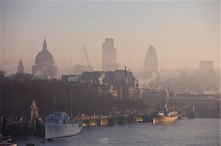 simsearch:841-03868161,k - Early morning fog hangs over St. Paul's and the City of London skyline, London, England, United Kingdom, Europe Foto de stock - Direito Controlado, Número: 841-02925013