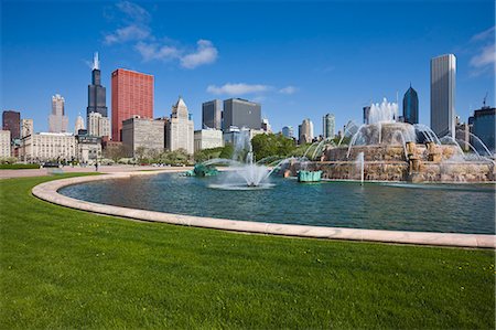 Buckingham Fountain in Grant Park with Sears Tower and South Loop skyline beyond, Chicago, Illinois, United States of America, North America Stock Photo - Rights-Managed, Code: 841-02925066