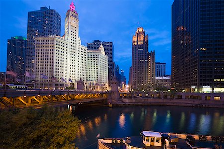 edificio wrigley - The Wrigley Building, North Michigan Avenue, and Chicago River at dusk, Chicago, Illinois, United States of America, North America Foto de stock - Con derechos protegidos, Código: 841-02925116