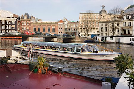 rio amstel - Tourist boat on the Amstel River, Amsterdam, Netherlands, Europe Foto de stock - Direito Controlado, Número: 841-02925245