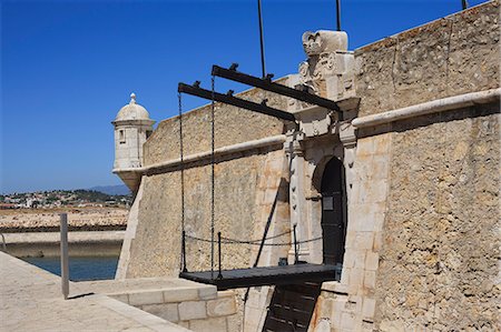 south west europe - The Fort of Nossa Senhora da Penha de Franca, popularly known as the Fortaleza Ponta da Bandeira, built towards the end of the 17th century to defend the harbour, Lagos, Algarve, Portugal, Europe Foto de stock - Con derechos protegidos, Código: 841-02925298