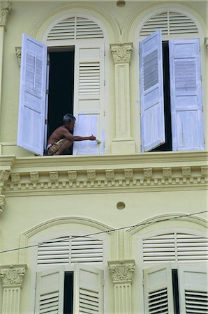 simsearch:841-02824447,k - Volets peinture homme sur une maison, Chinatown, Singapour, Asie Photographie de stock - Rights-Managed, Code: 841-02925332
