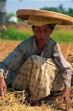 simsearch:841-02991306,k - Portrait of a woman in traditional dress threshing rice to release the grains on Bali, Indonesia, Southeast Asia, Asia Stock Photo - Rights-Managed, Code: 841-02925460