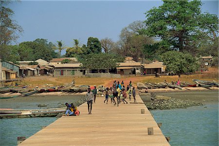 Locals on jetty, Albreda, The Gambia, West Africa, Africa Foto de stock - Direito Controlado, Número: 841-02925640