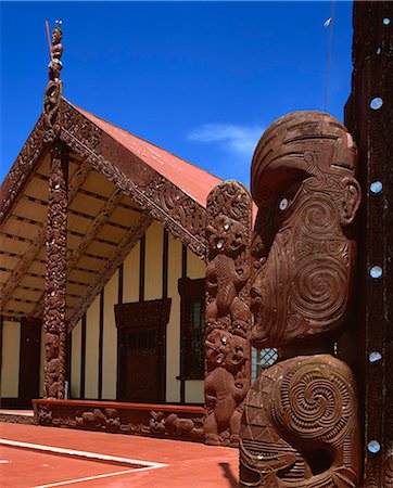 Statuen und Schnitzereien der Tikis auf eine Marai, Maori-Versammlungshaus in Rotorua, Nordinsel, Neuseeland, Pazifik Stockbilder - Lizenzpflichtiges, Bildnummer: 841-02920070