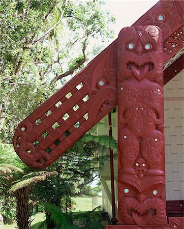 Pignon représentant les armoiries des ancêtres sur un bâtiment dans la réserve nationale de Waitangi, Whara Runanga, Waitangi, Bay of Islands, North Island, Nouvelle-Zélande, Pacific Photographie de stock - Rights-Managed, Code: 841-02920143