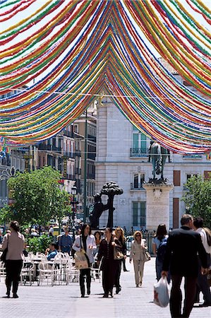 simsearch:841-03061441,k - Pedestrian street with decorations, Puerta del Sol, Madrid, Spain, Europe Foto de stock - Con derechos protegidos, Código: 841-02920193